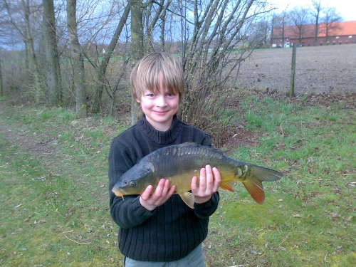 Paul mit Karpfen am Teich Kammermann